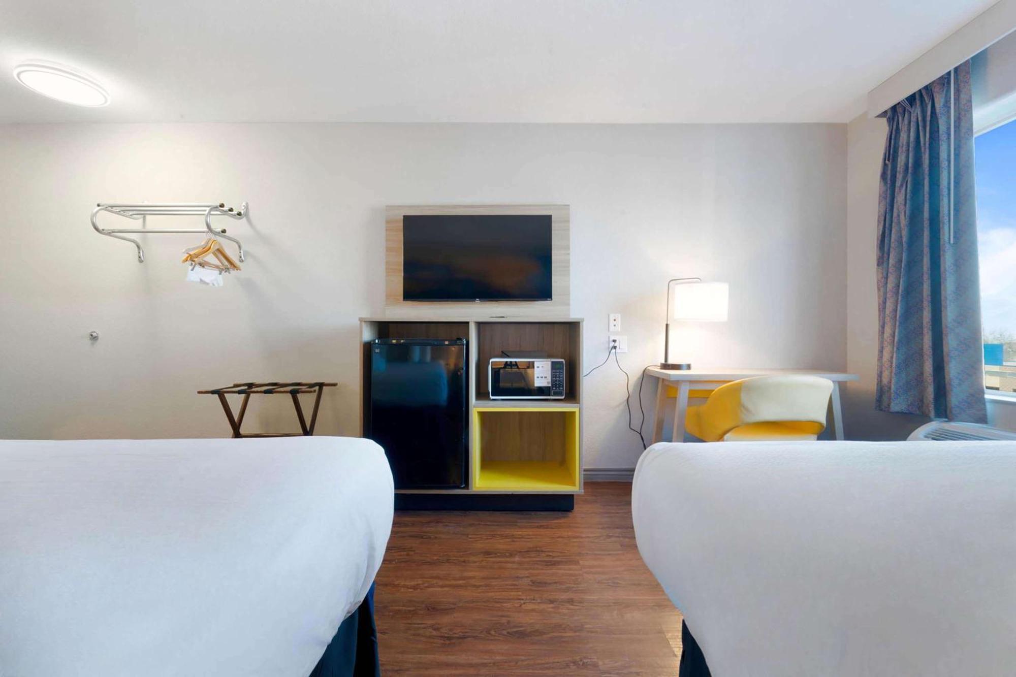 Days Inn By Wyndham Thornton Dış mekan fotoğraf