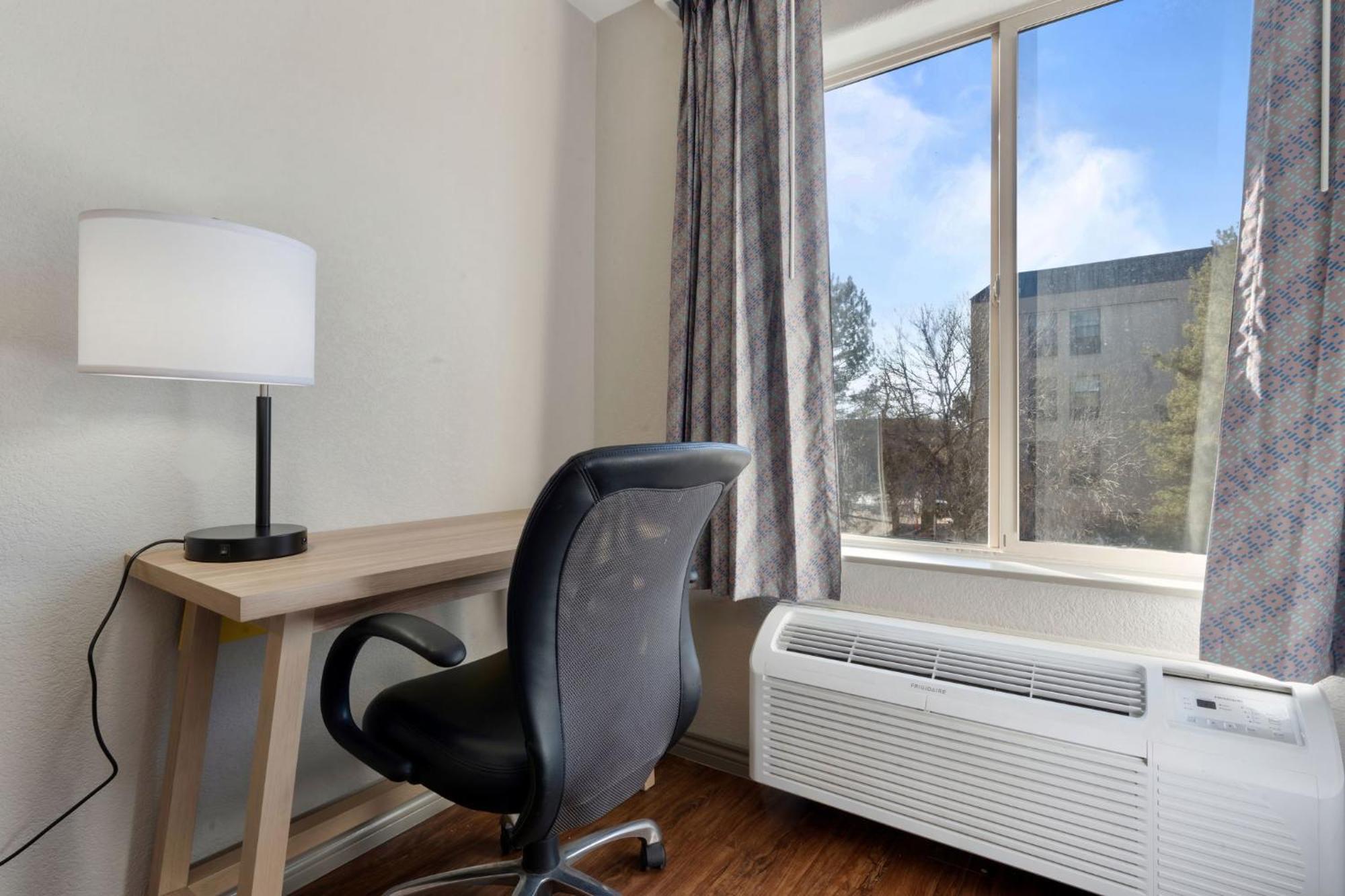 Days Inn By Wyndham Thornton Dış mekan fotoğraf