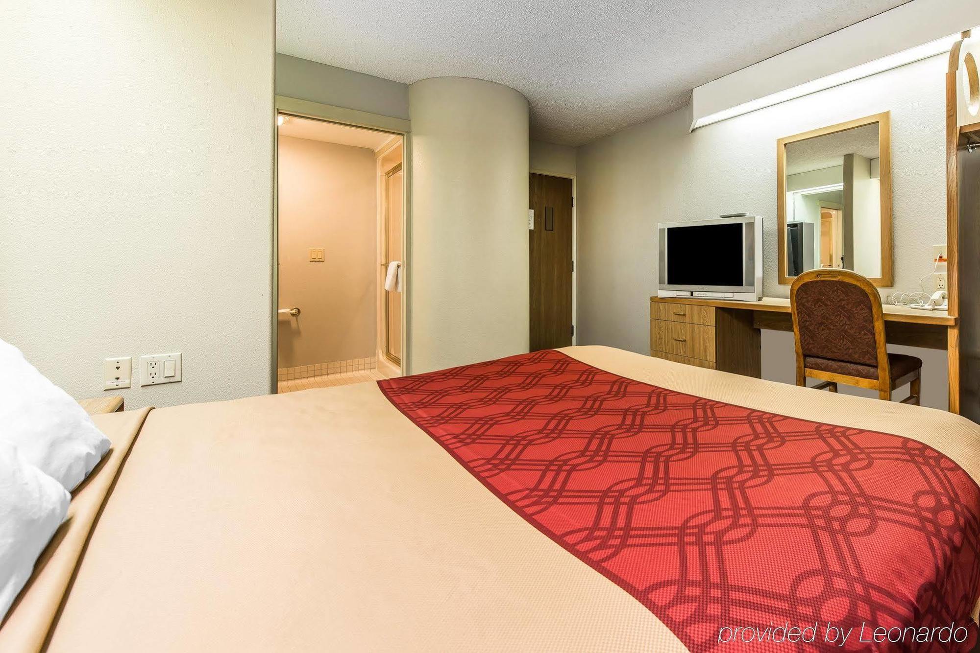 Days Inn By Wyndham Thornton Dış mekan fotoğraf