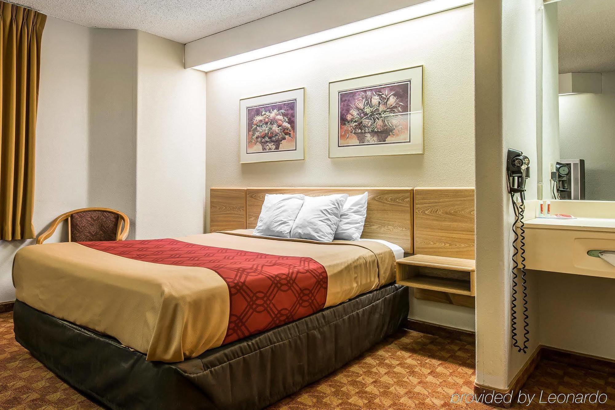 Days Inn By Wyndham Thornton Dış mekan fotoğraf
